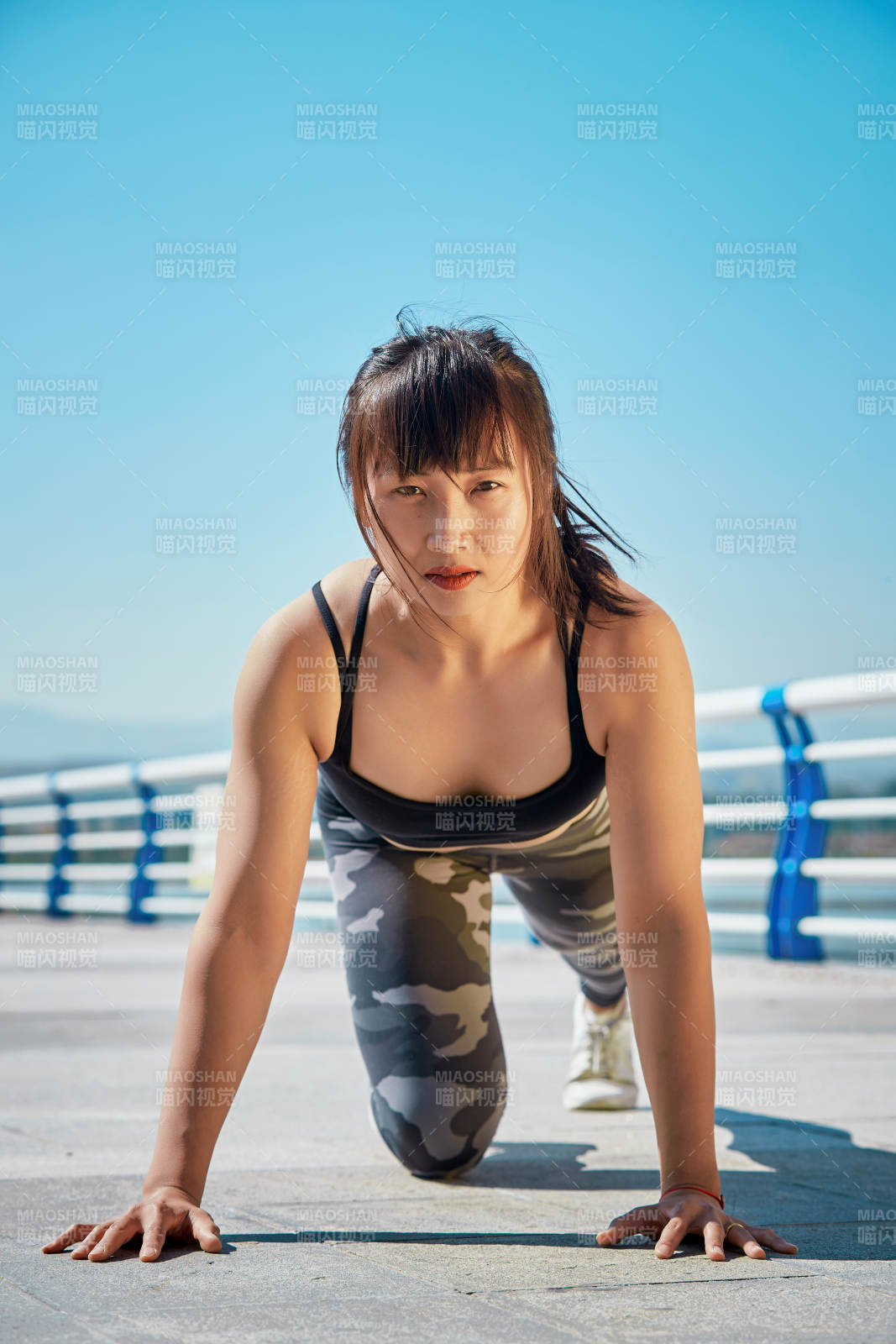 戶外河畔公園做拉伸有氧運動的亞洲女性