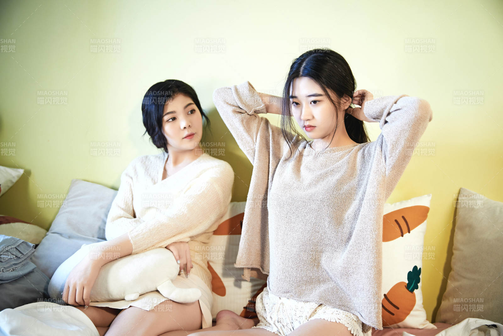 坐在床上的倆位美女