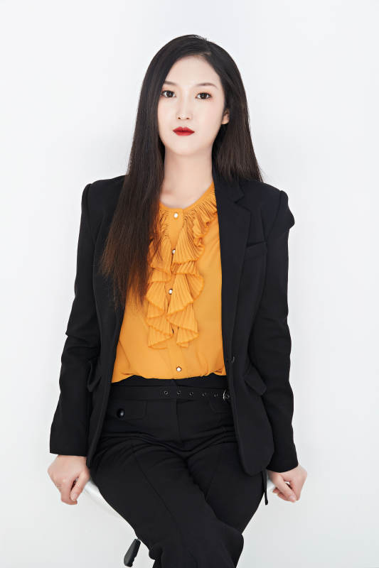 白色背景下的美丽商务女性肖像