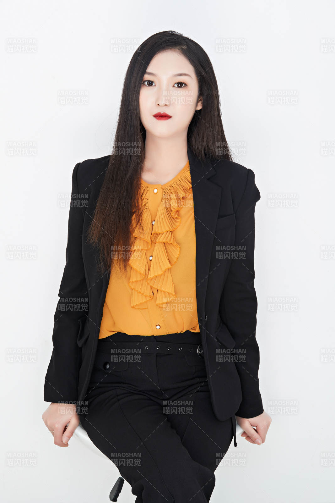 白色背景下的美丽商务女性肖像