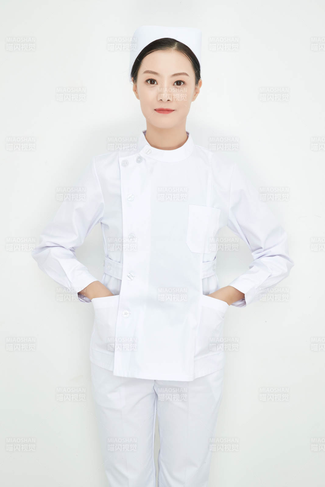 身穿護士的年輕女性醫護人員