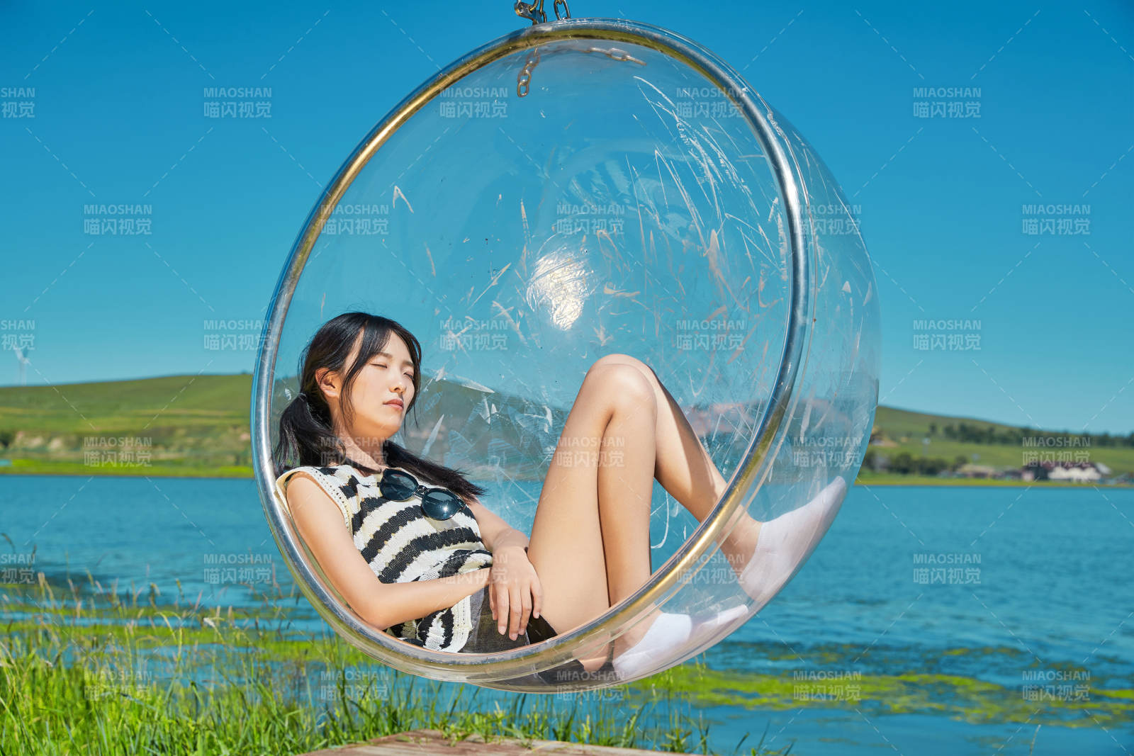 草原湖畔打卡点游玩拍照的亚洲少女