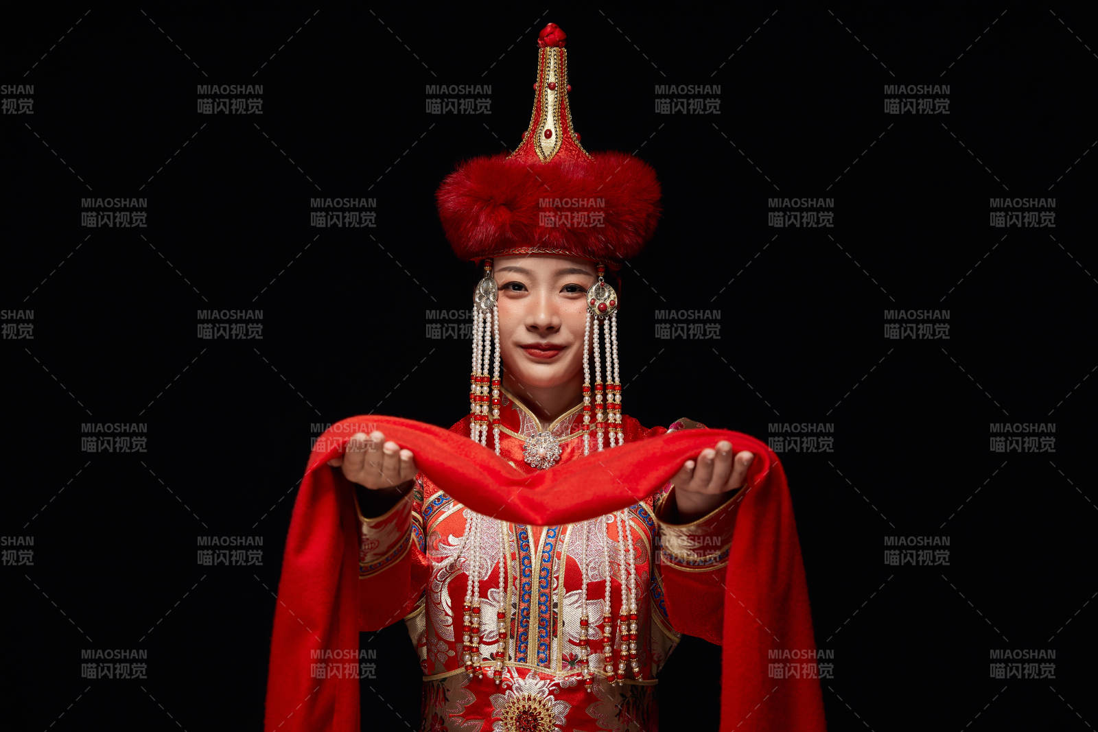 穿着蒙古族服饰的亚洲青年女性图片