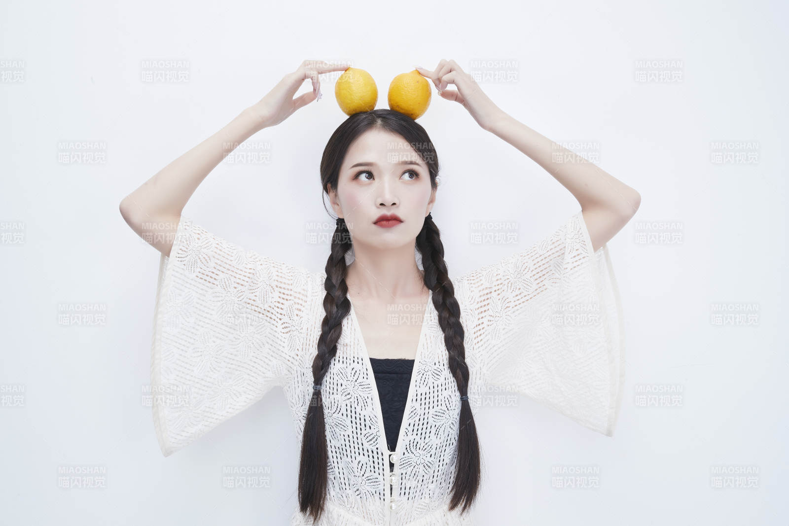 頭頂檸檬身穿鏤空連衣裙的亞洲可愛少女人像