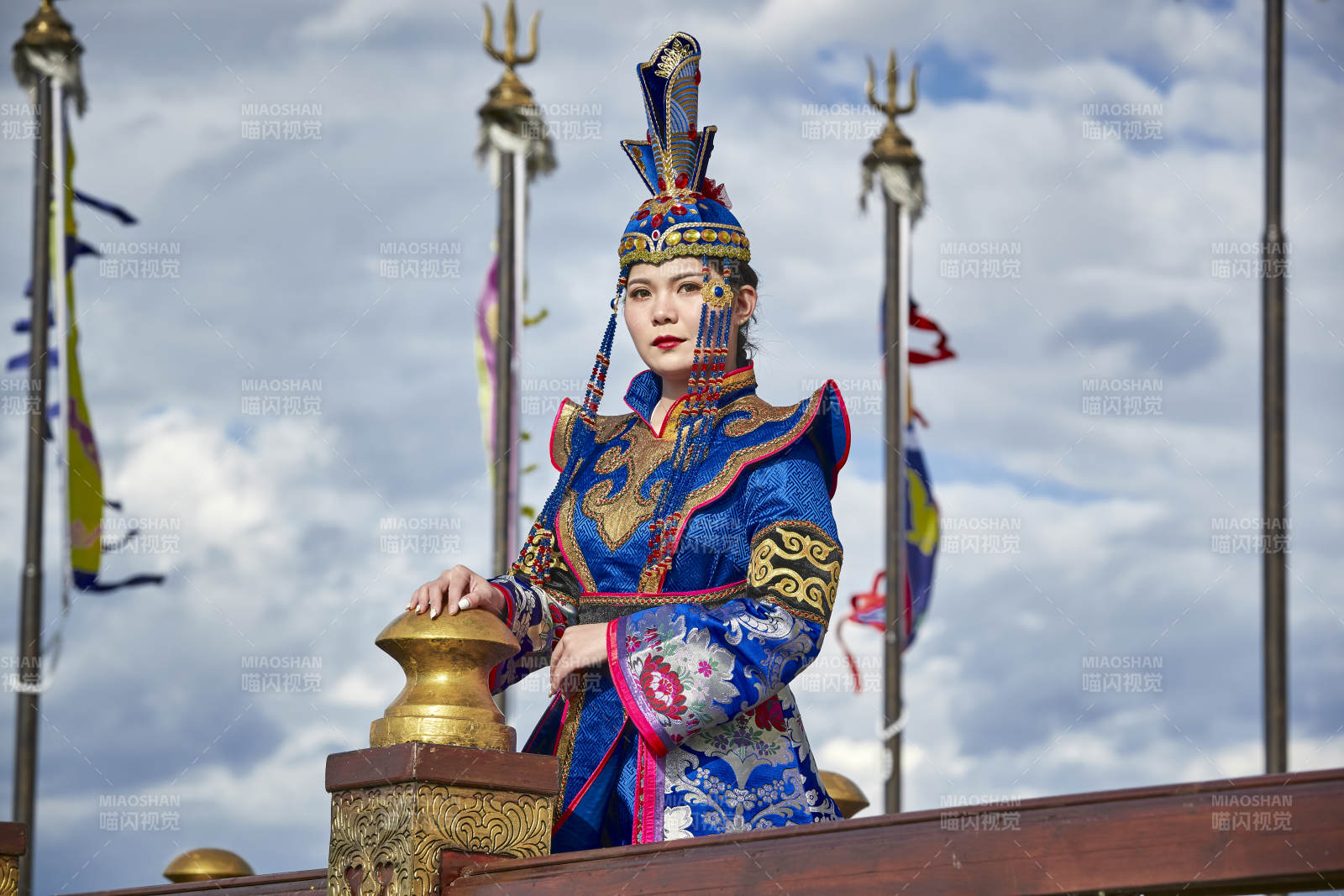 草原上金源大帳蒙古戰(zhàn)車上身穿豪華蒙古族服飾的蒙族少女