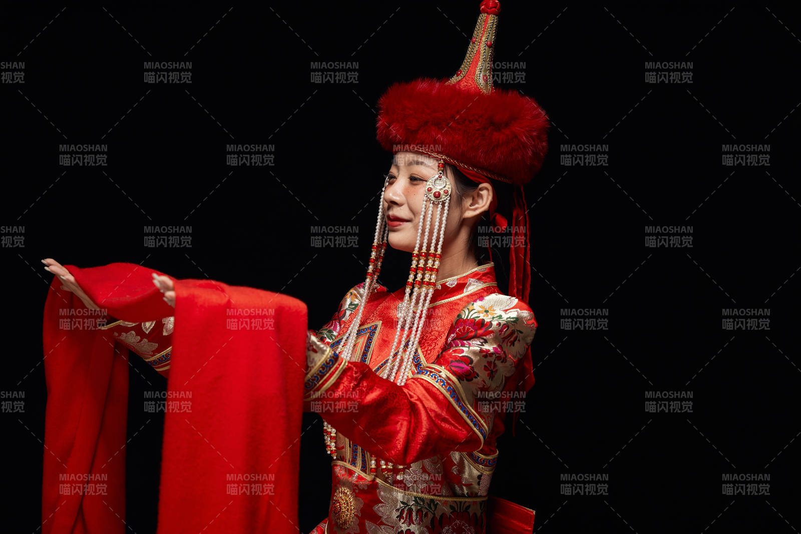 穿著蒙古族服飾的亞洲青年女性