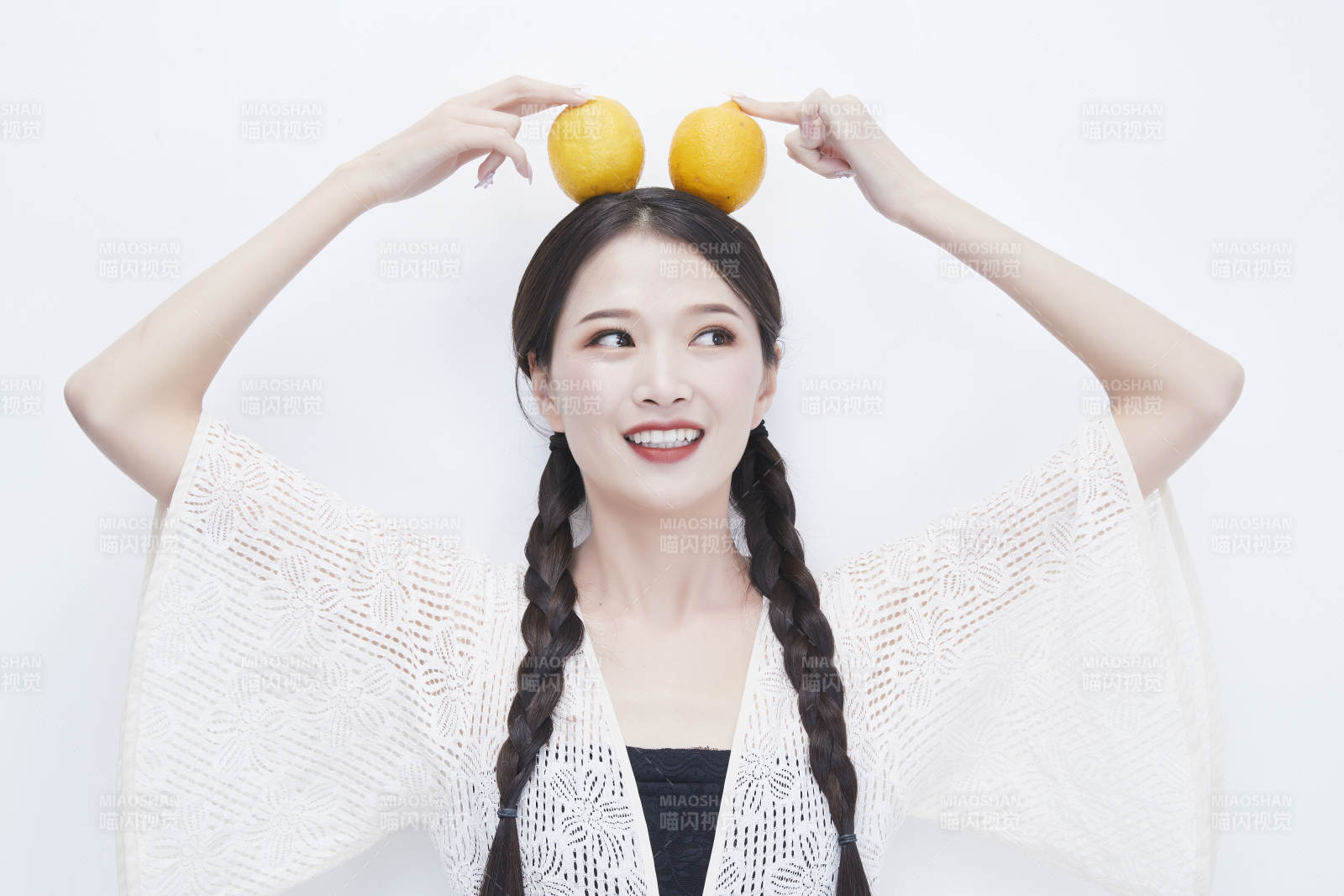 頭頂檸檬身穿鏤空連衣裙的亞洲可愛少女人像