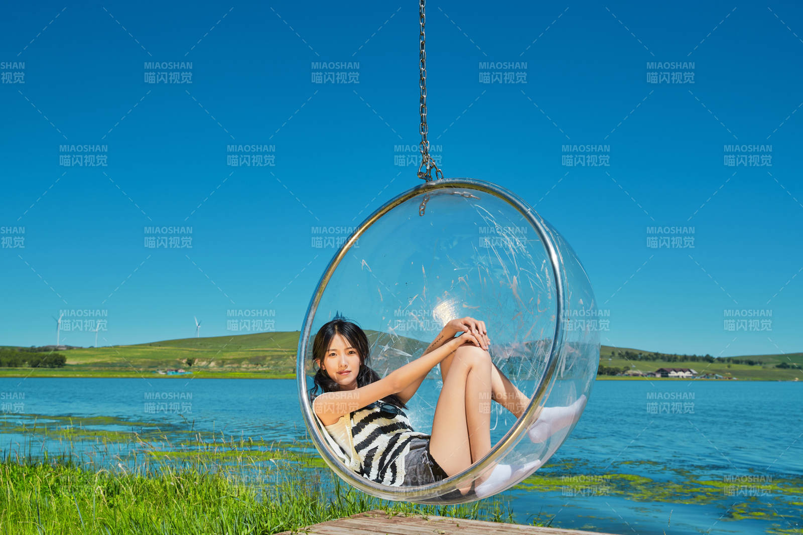 草原湖畔打卡點游玩拍照的亞洲少女