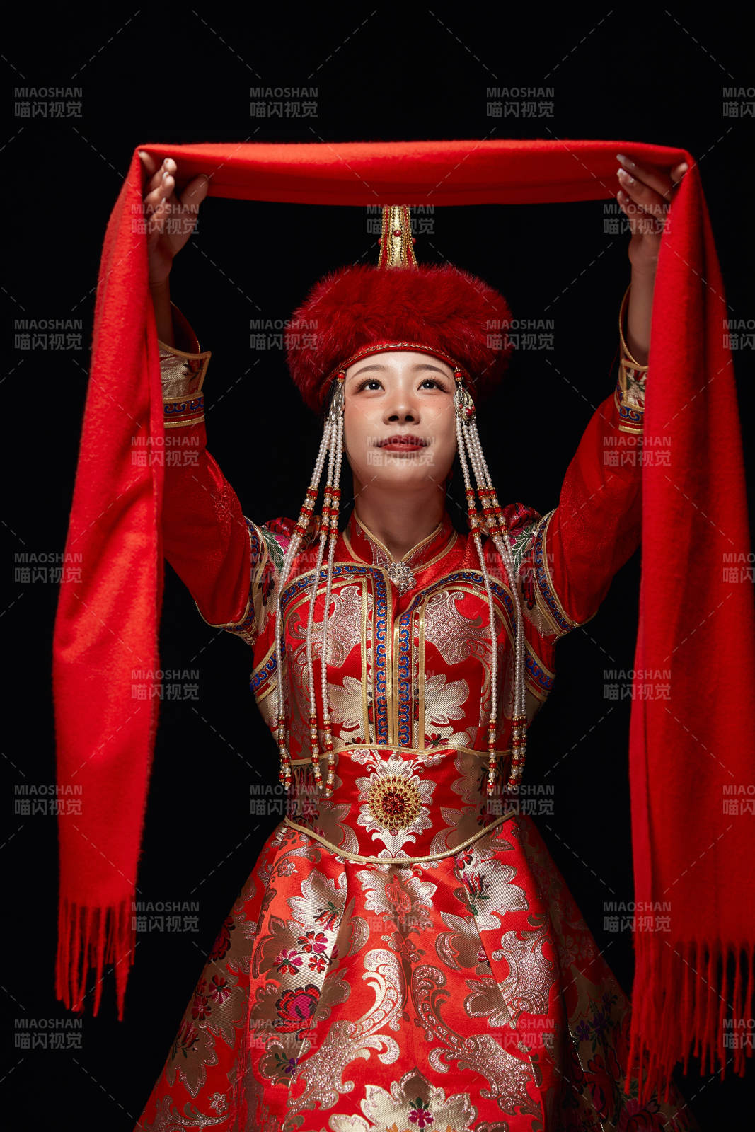 穿著蒙古族服飾的亞洲青年女性