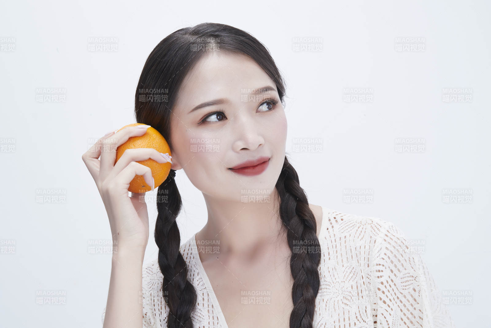 手拿橙子身穿鏤空連衣裙的亞洲可愛少女人像