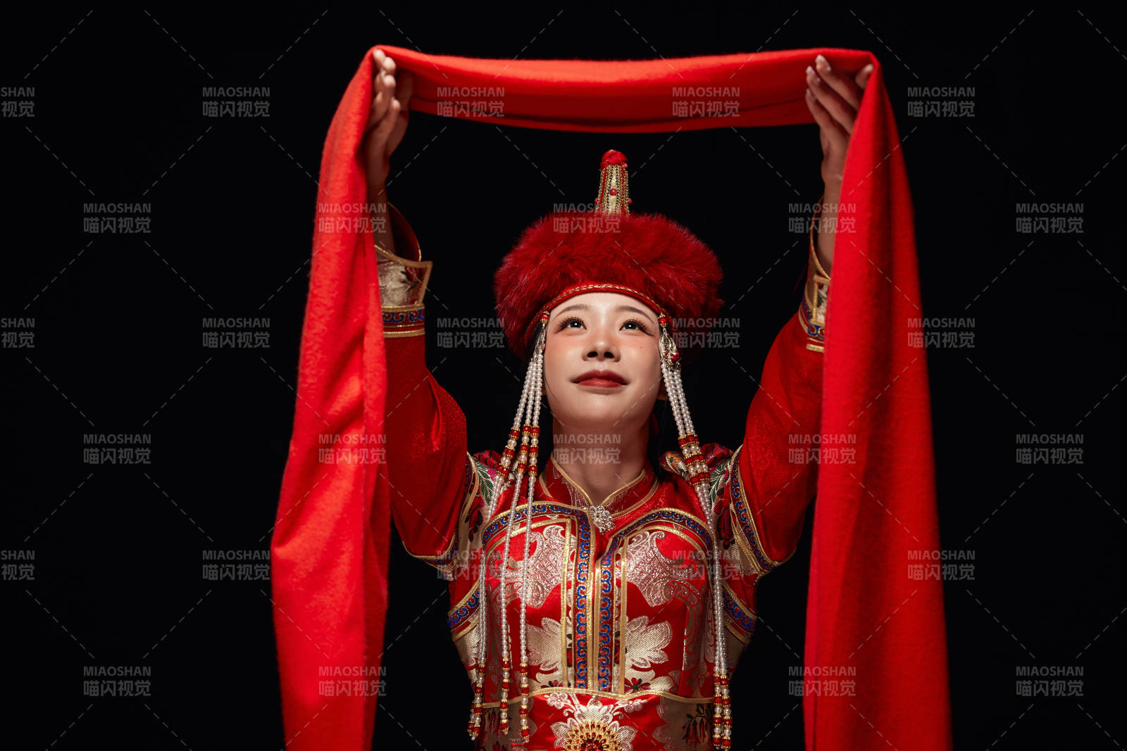 穿着蒙古族服饰的亚洲青年女性