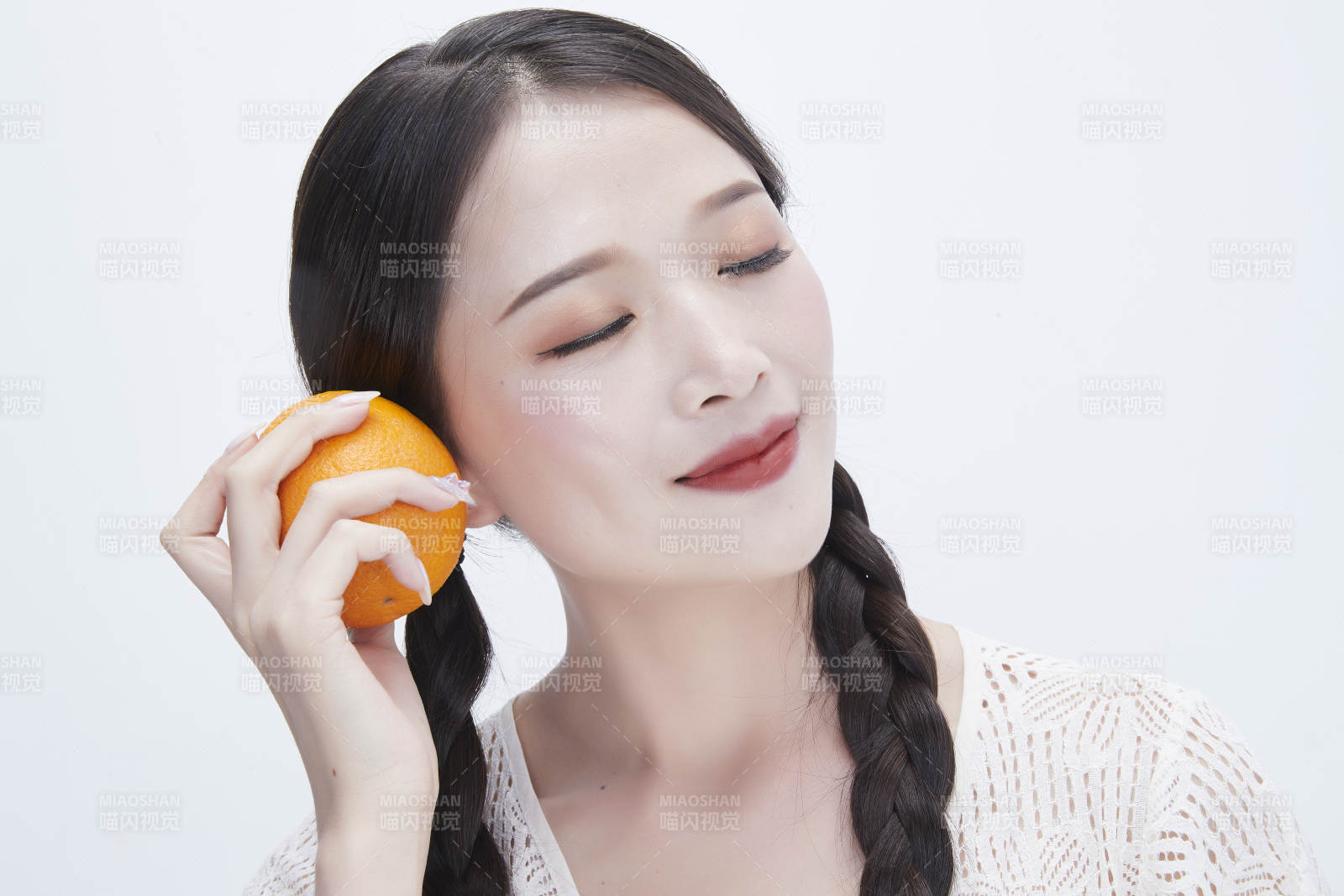 手拿橙子身穿鏤空連衣裙的亞洲可愛少女人像