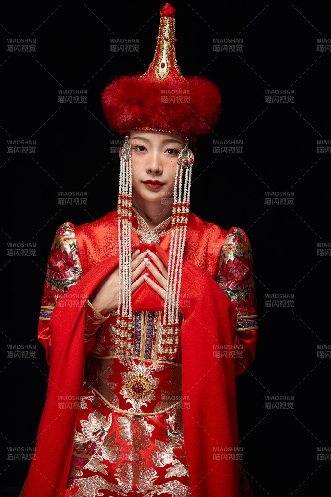 穿着蒙古族服饰的亚洲青年女性