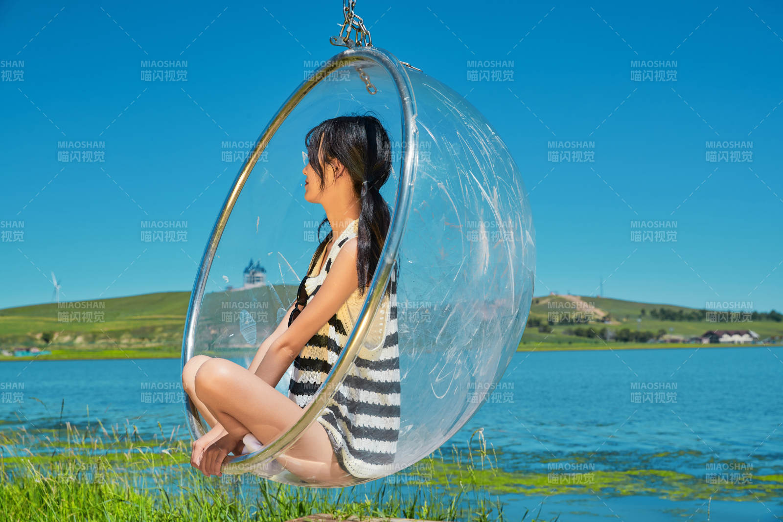 草原湖畔打卡點游玩拍照的亞洲少女