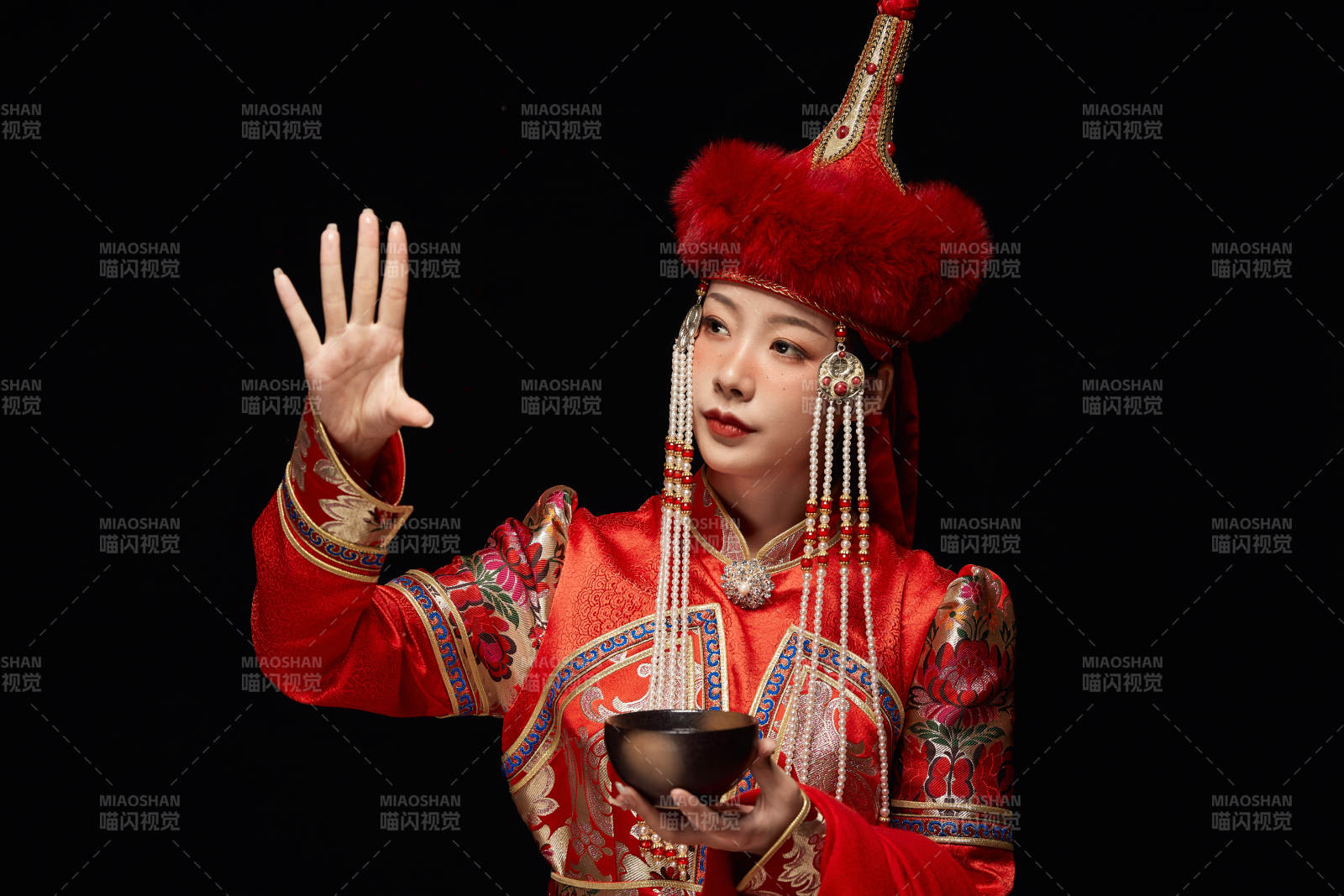 穿著蒙古族服飾的亞洲青年女性