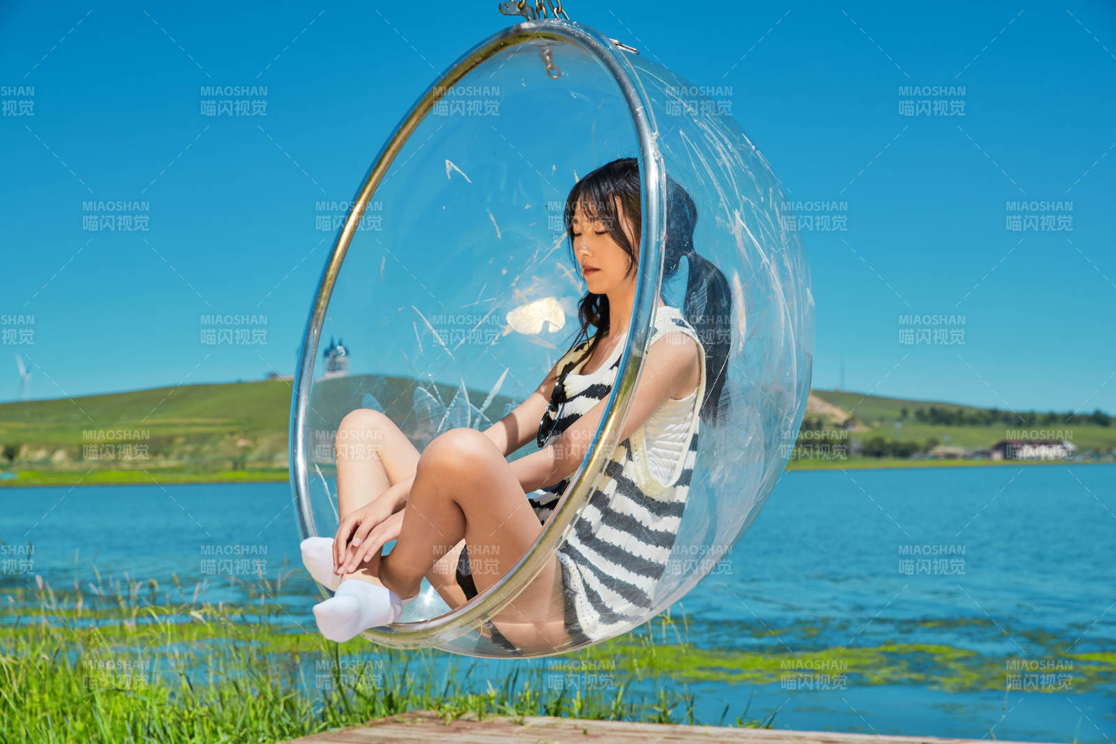 草原湖畔打卡點游玩拍照的亞洲少女