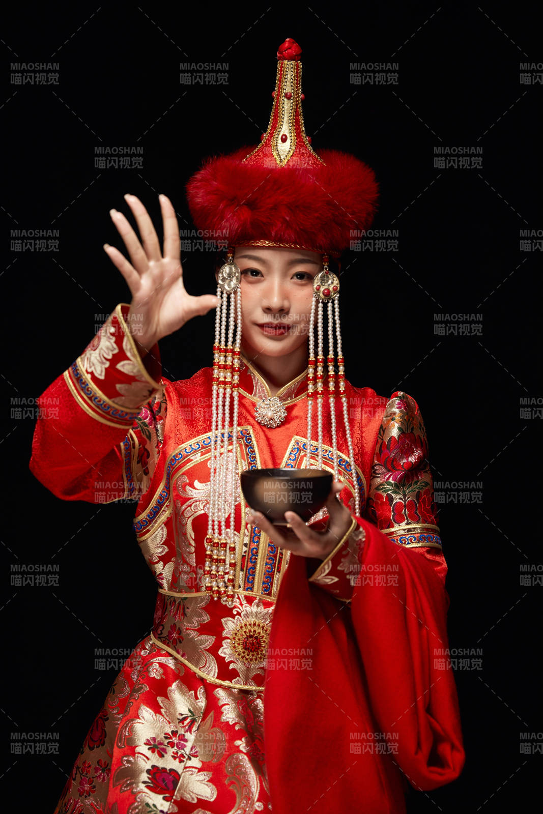 穿著蒙古族服飾的亞洲青年女性