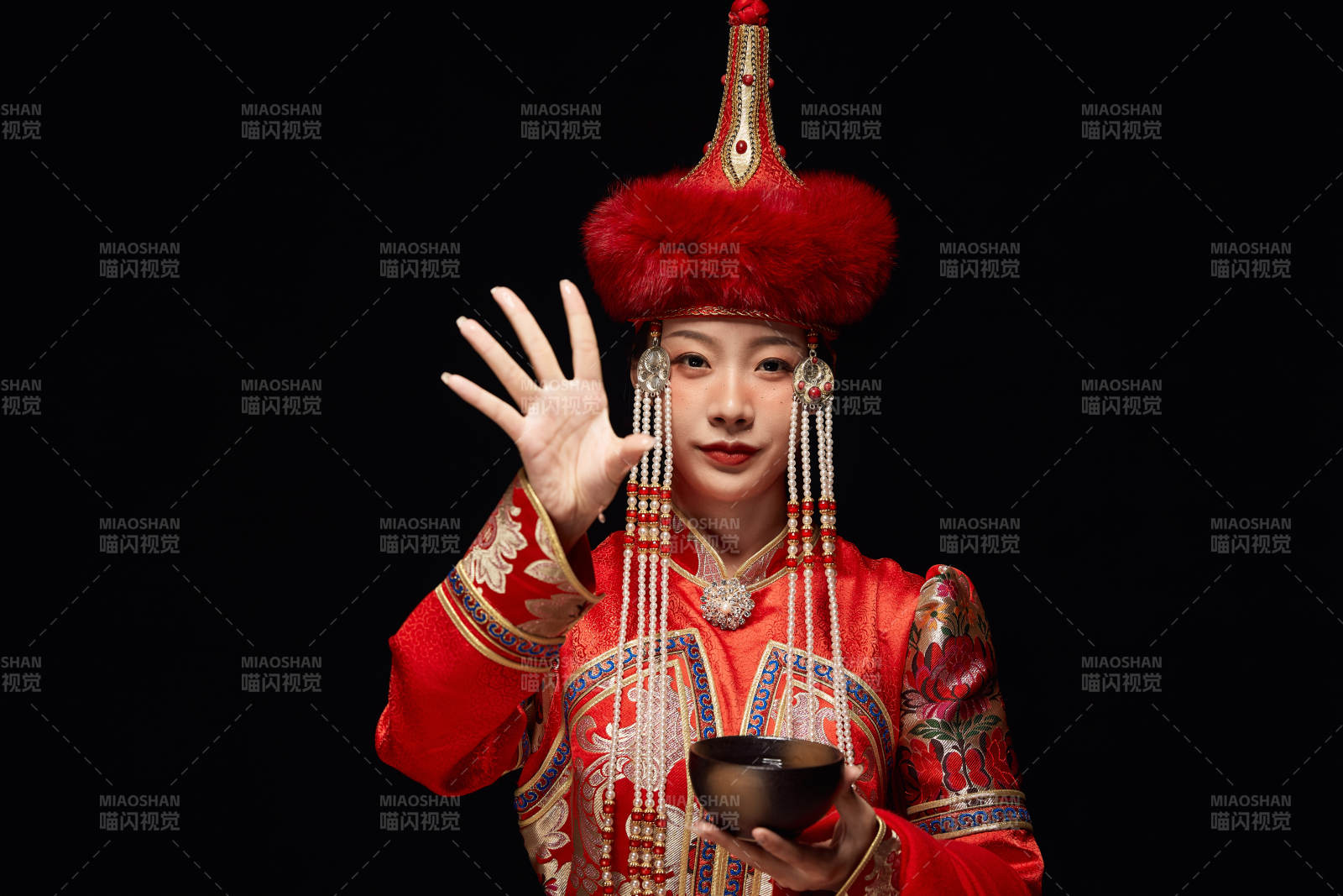 穿著蒙古族服飾的亞洲青年女性