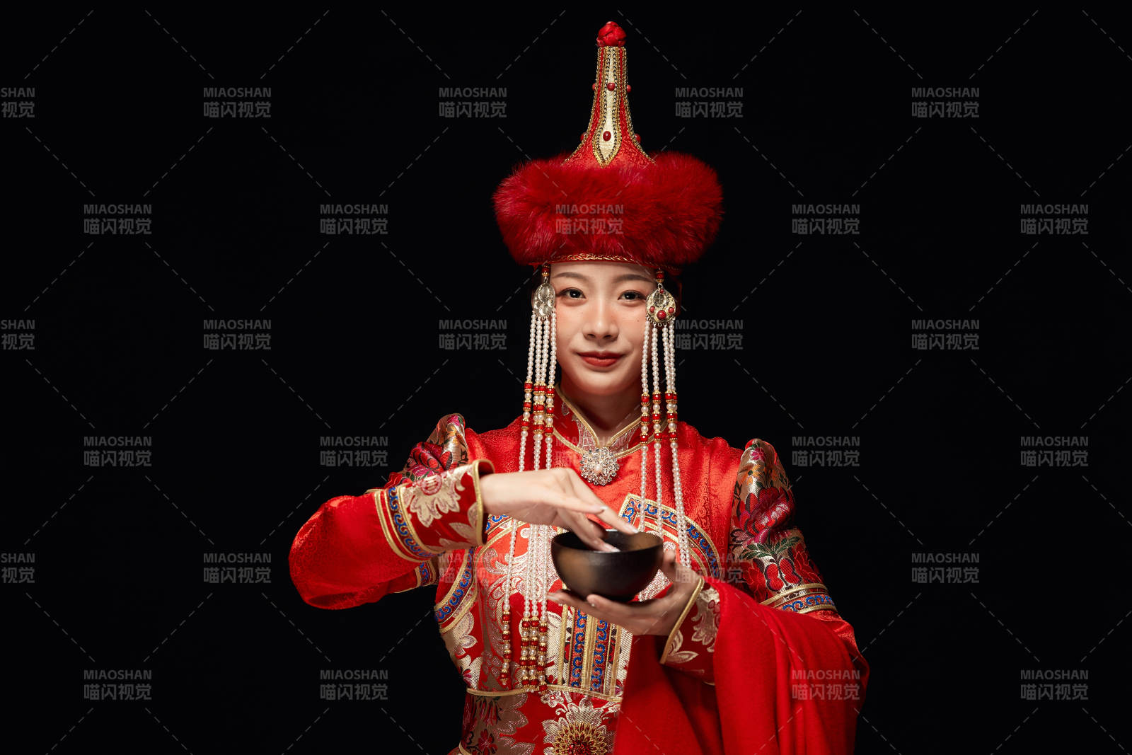 穿著蒙古族服飾的亞洲青年女性