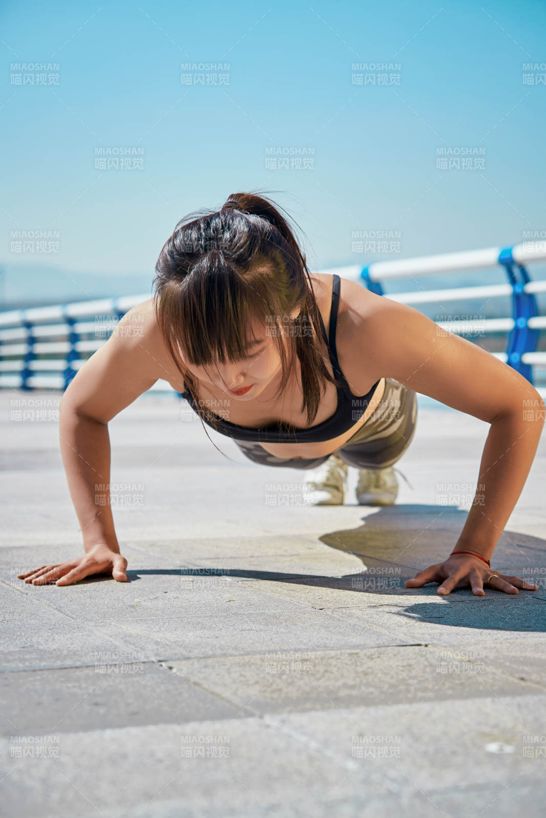 户外河畔公园做拉伸有氧运动的亚洲女性