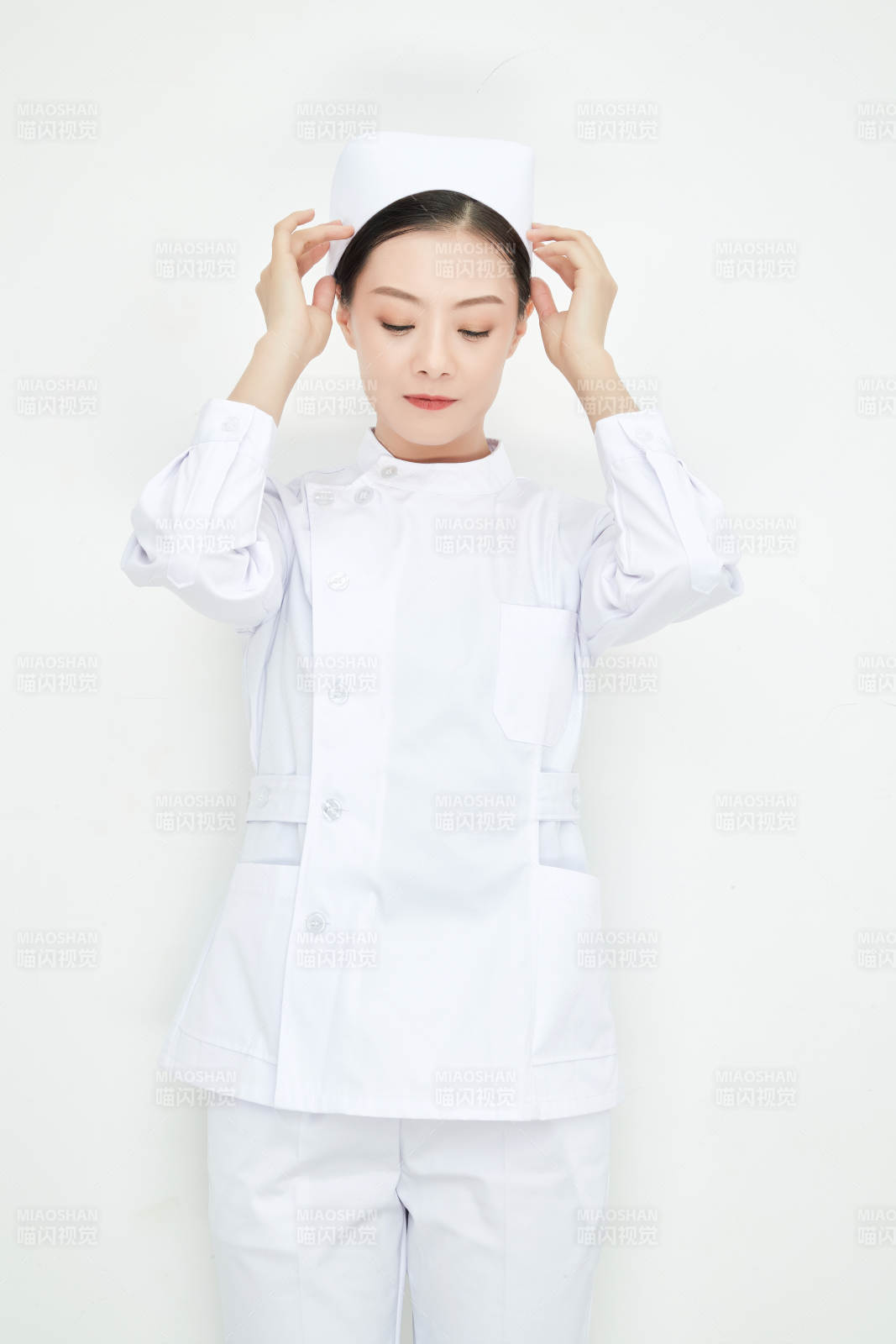 身穿護士的年輕女性醫護人員