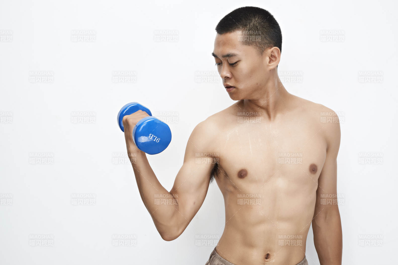 使用啞鈴進行健身鍛煉的亞洲男性