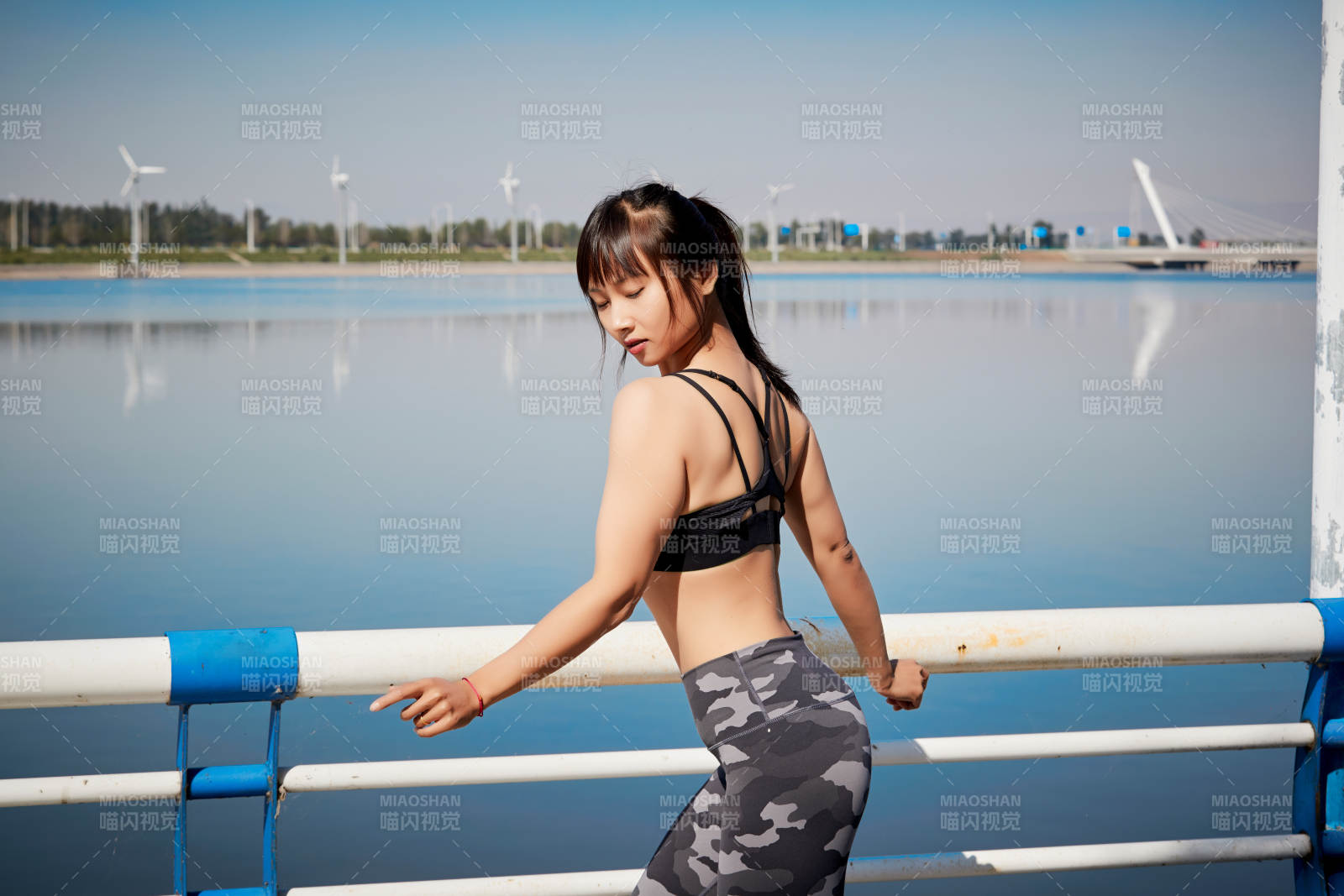 戶外河畔公園進行跑步鍛煉的亞洲女性