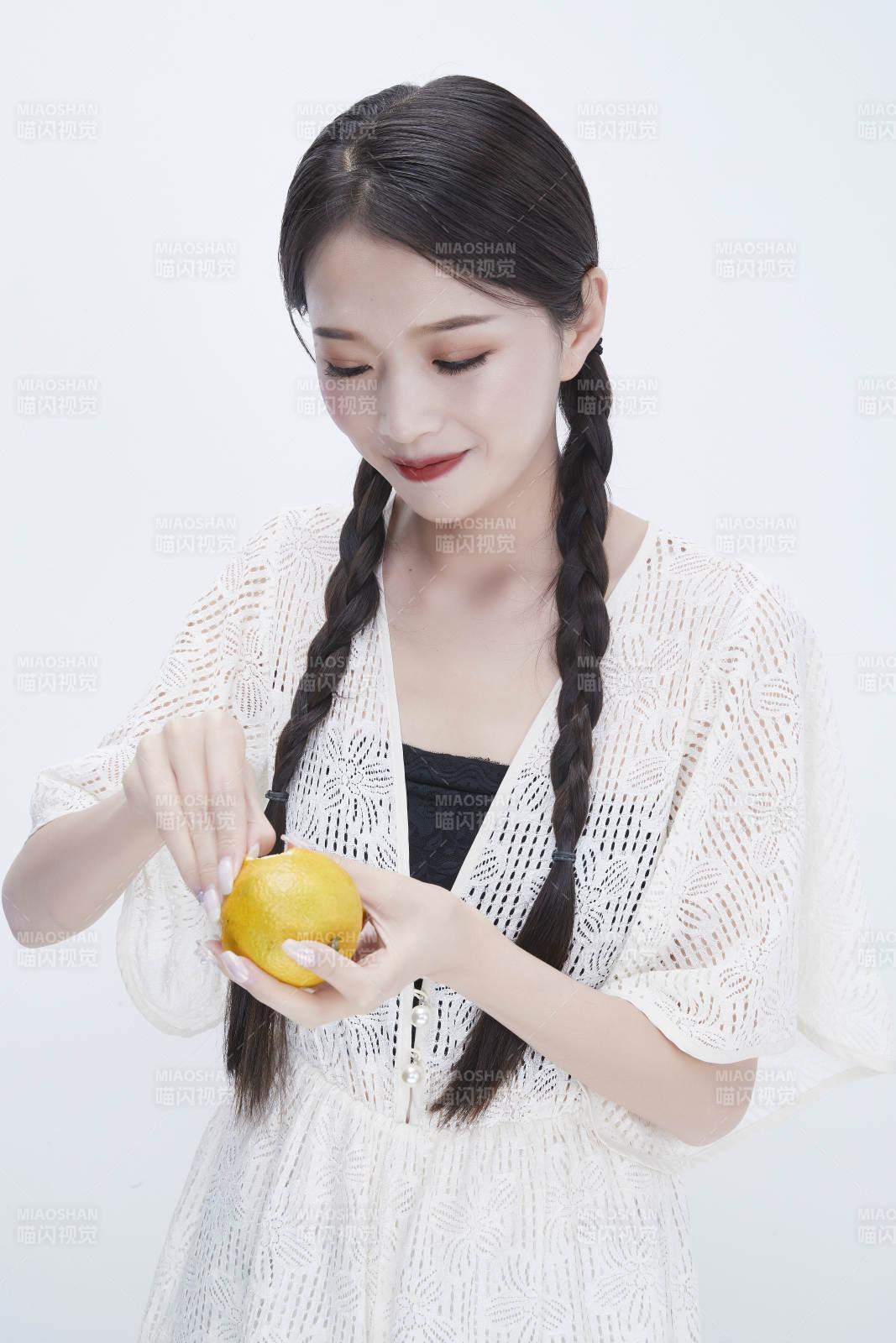 在剥橙子皮的身穿镂空连衣裙的亚洲少女人像