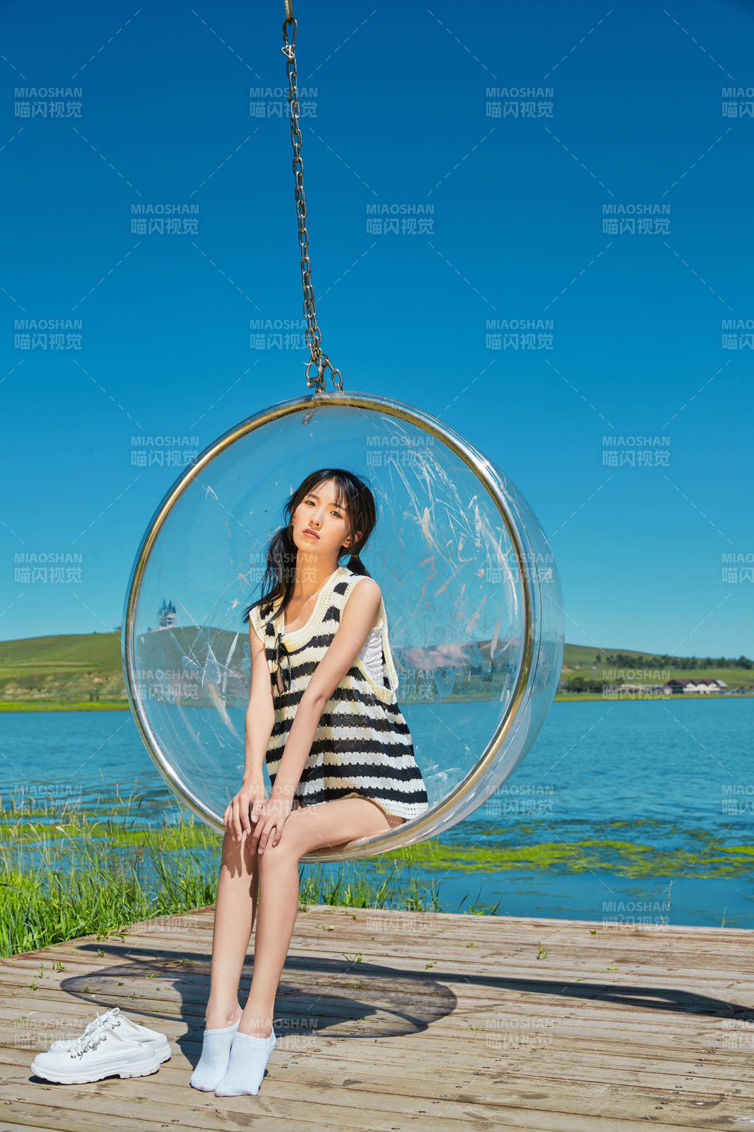 草原湖畔打卡點游玩拍照的亞洲少女