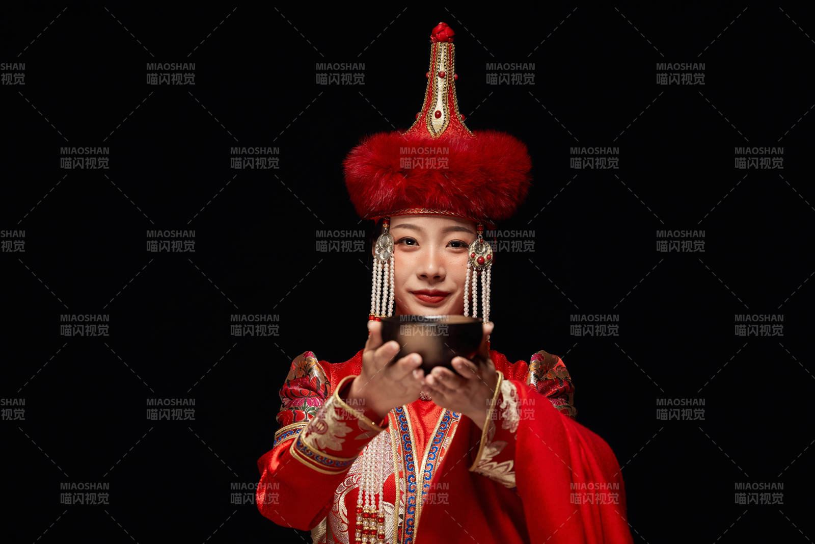 穿着蒙古族服饰的亚洲青年女性