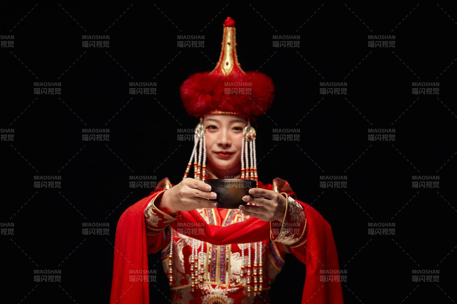 穿著蒙古族服飾的亞洲青年女性