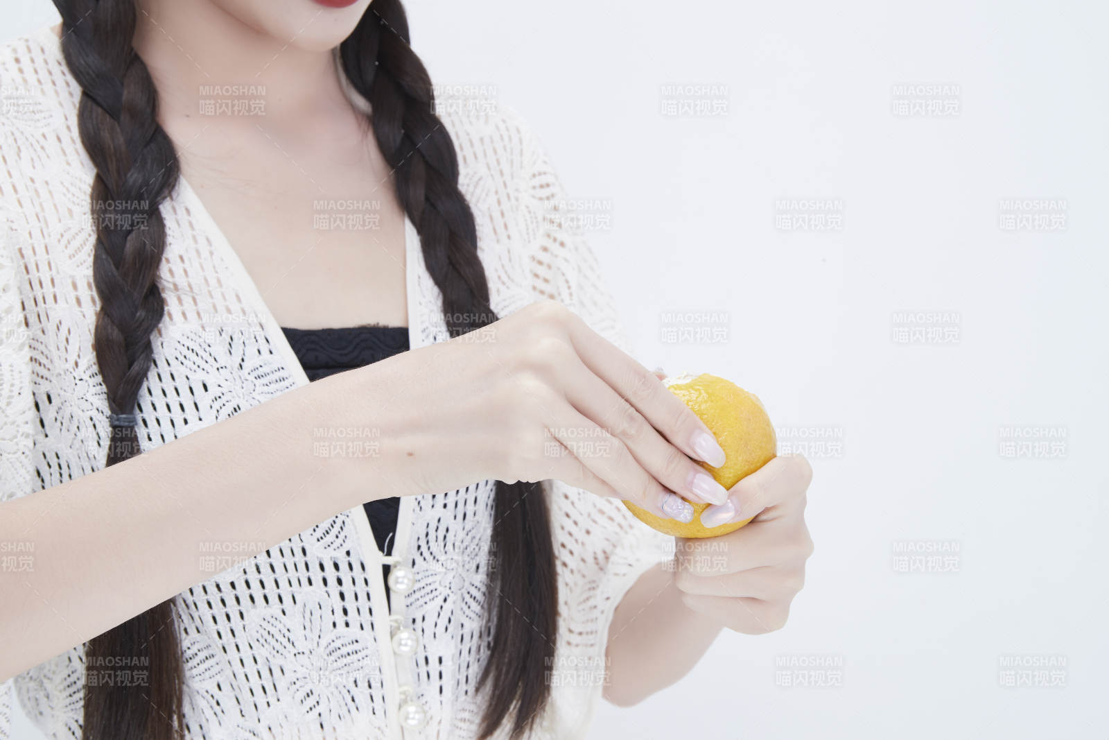 在剝橙子皮的身穿鏤空連衣裙的亞洲少女人像