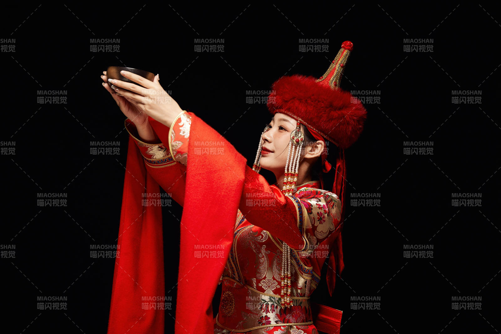 穿著蒙古族服飾的亞洲青年女性