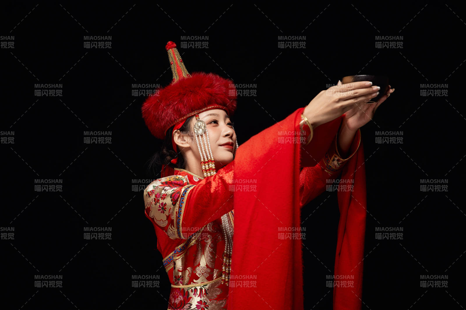 穿著蒙古族服飾的亞洲青年女性