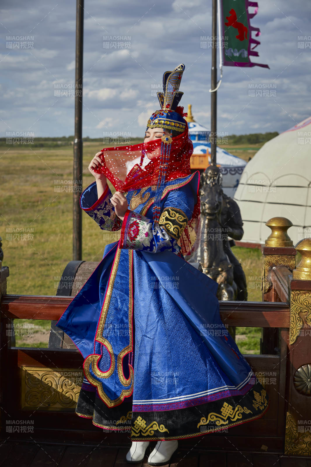 草原上金源大帳蒙古戰車上身穿豪華蒙古族服飾的蒙族少女