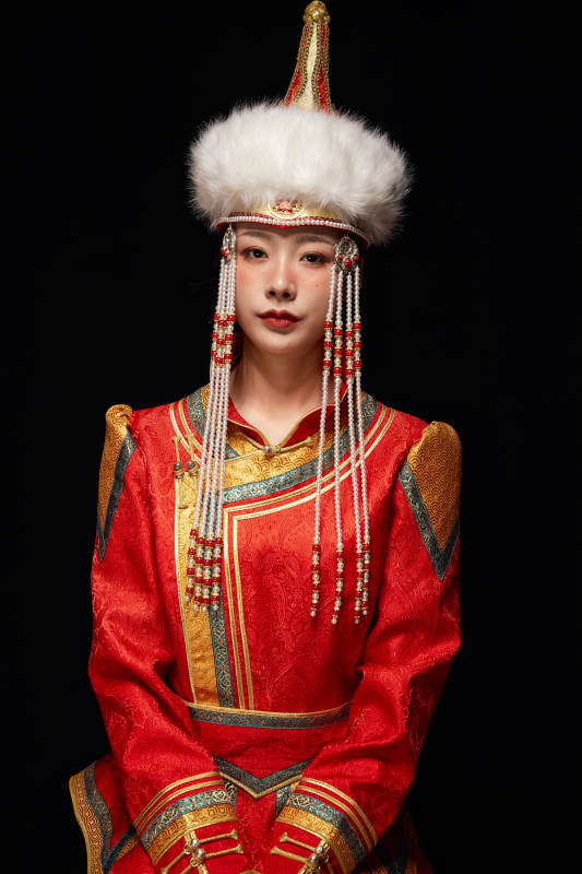 穿着蒙古族服饰的亚洲青年女性