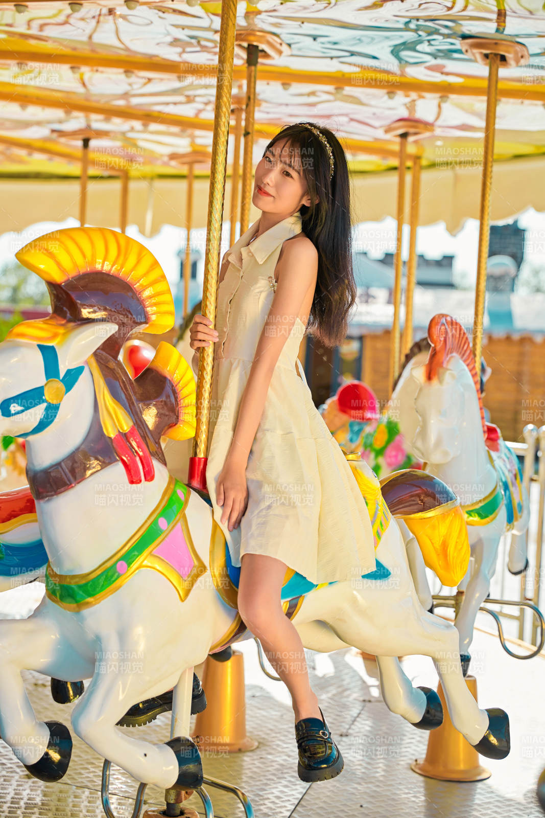 在游樂(lè)園坐旋轉(zhuǎn)木馬的可愛少女