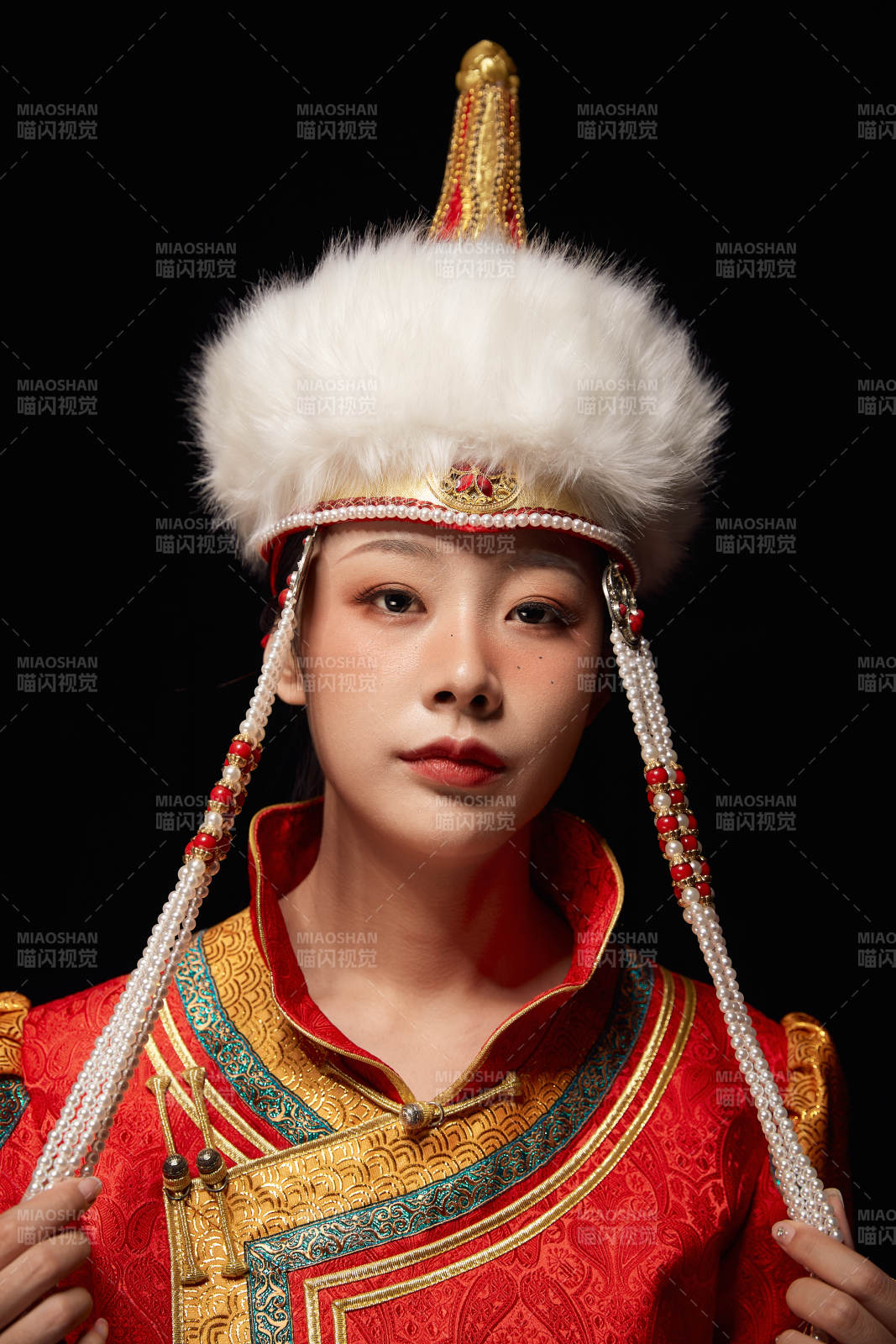 穿著蒙古族服飾的亞洲青年女性