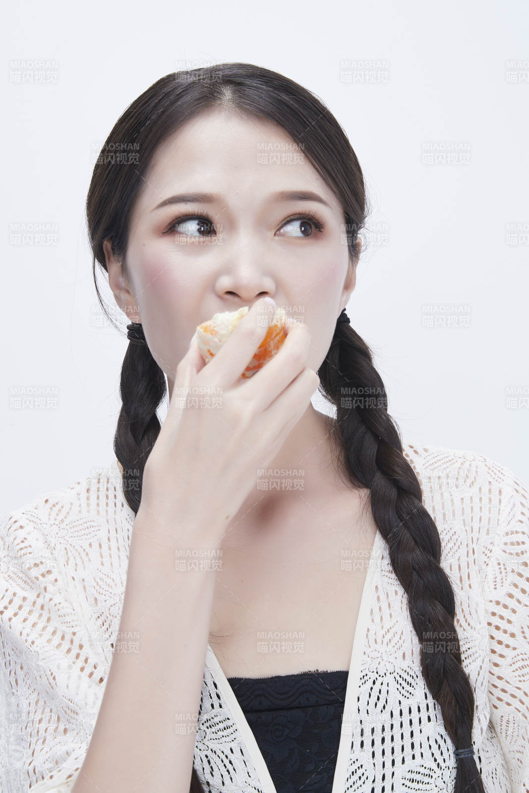 吃橙子被酸到的身穿鏤空連衣裙可愛少女人像