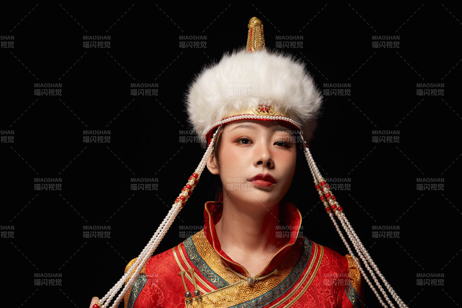 穿著蒙古族服飾的亞洲青年女性