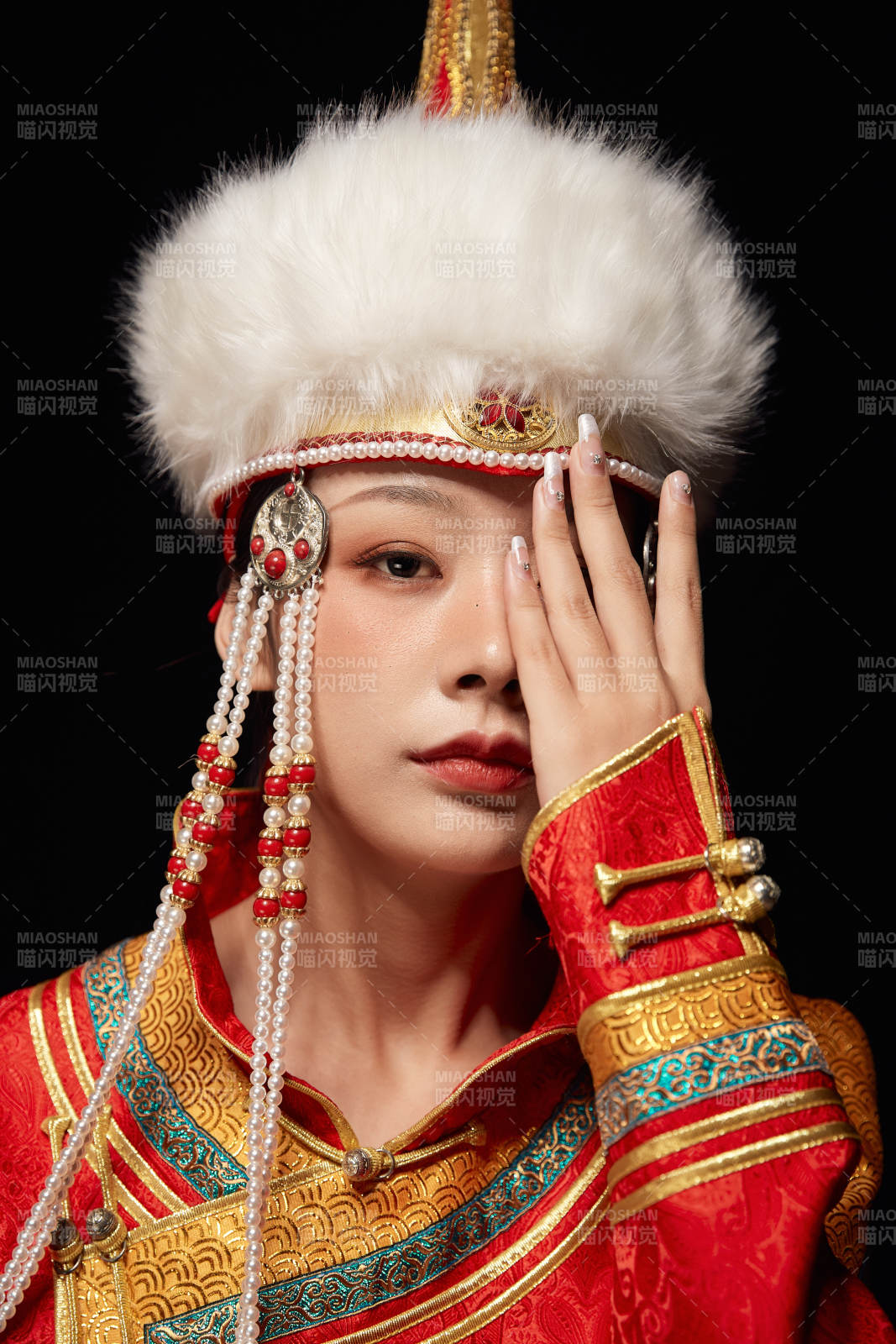 穿著蒙古族服飾的亞洲青年女性