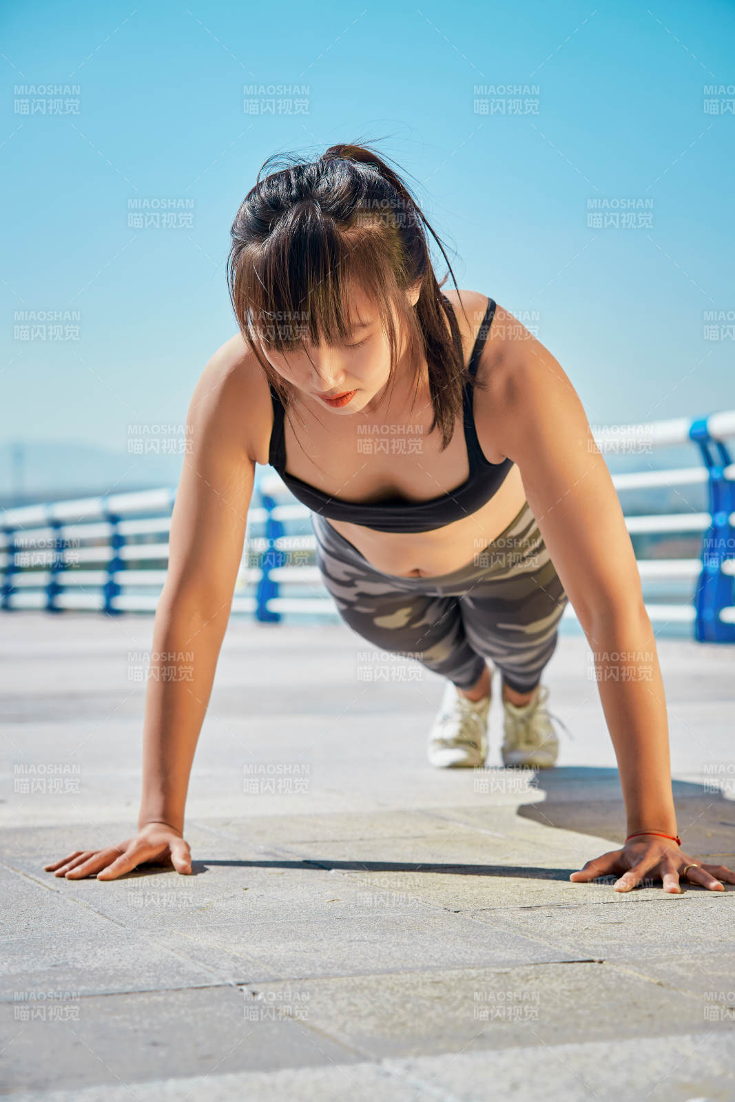 戶外河畔公園做拉伸有氧運(yùn)動的亞洲女性
