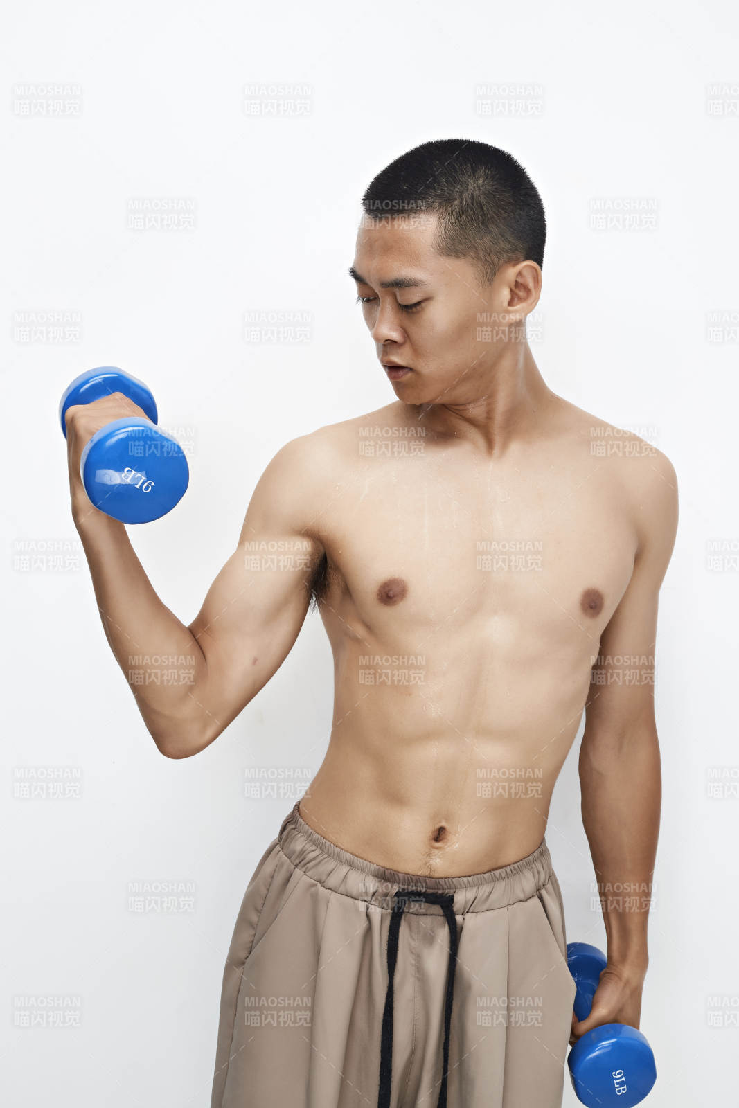 使用啞鈴進行健身鍛煉的亞洲男性