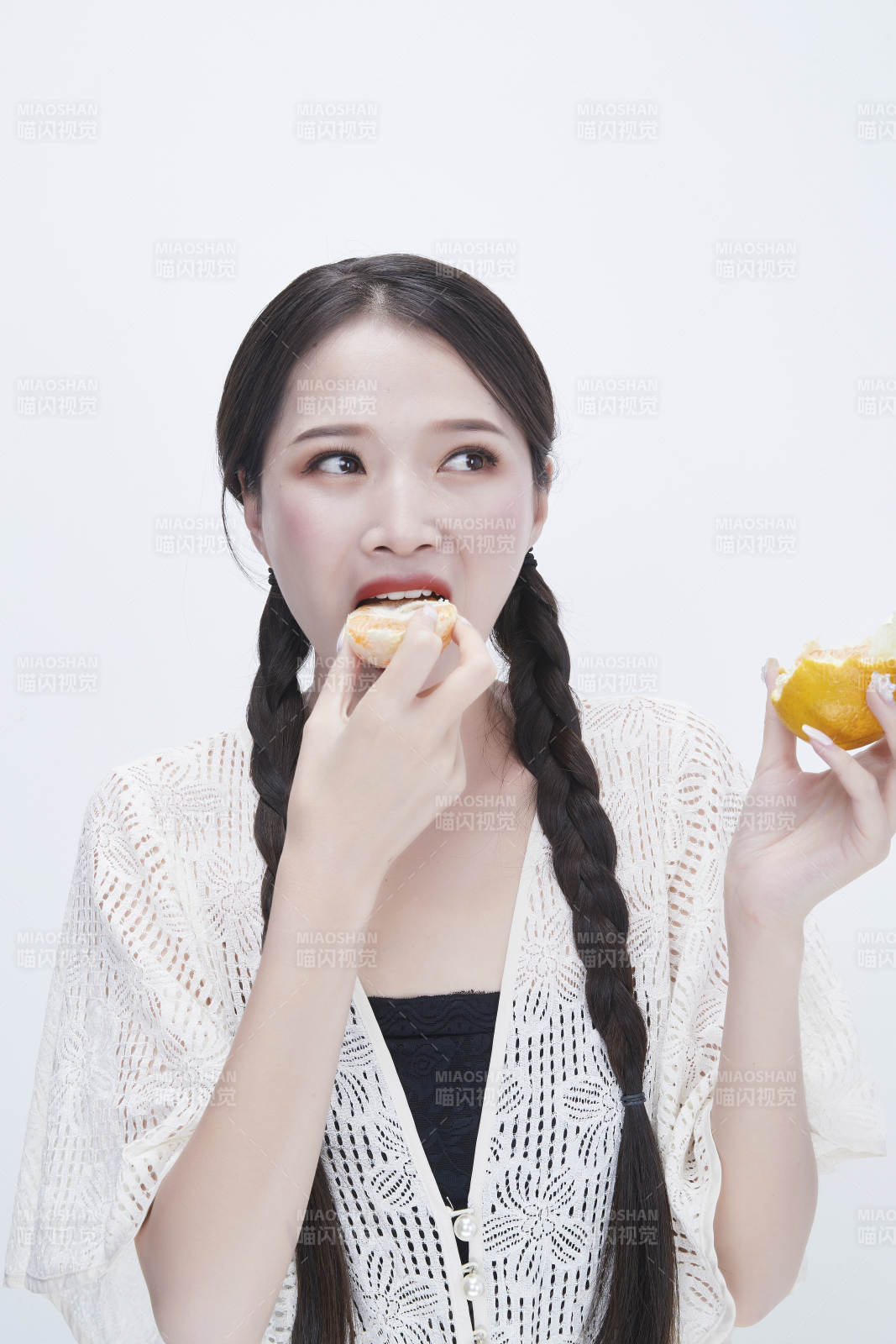 吃橙子被酸到的身穿鏤空連衣裙可愛少女人像