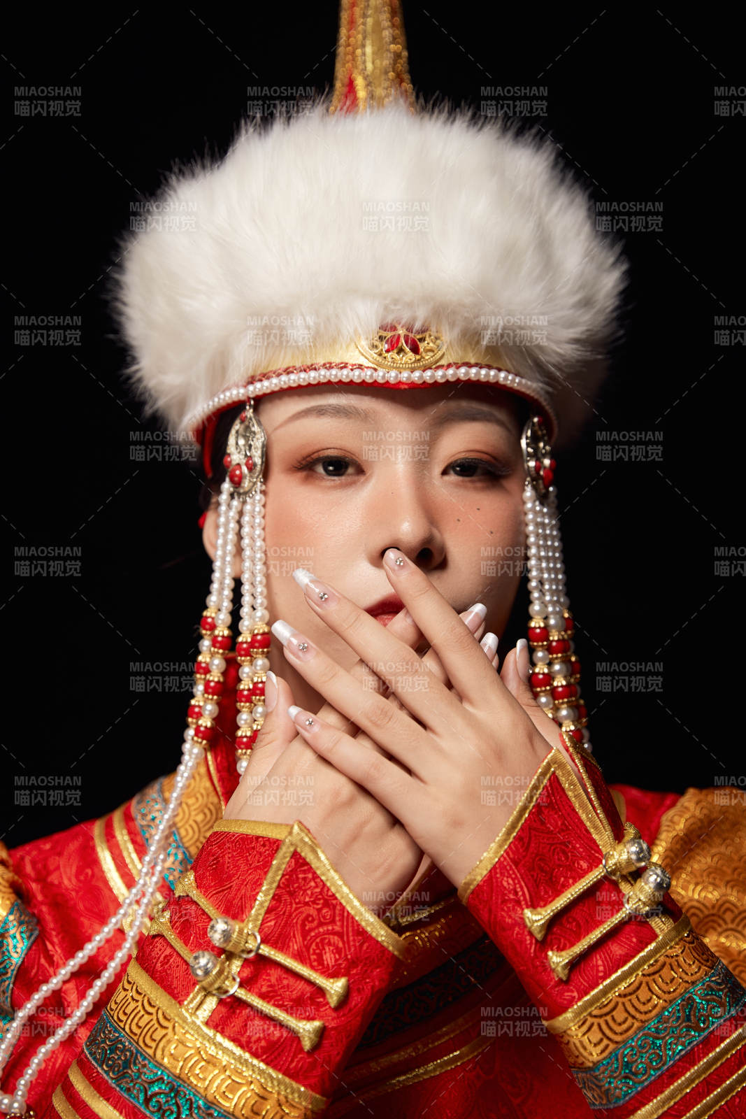 穿著蒙古族服飾的亞洲青年女性