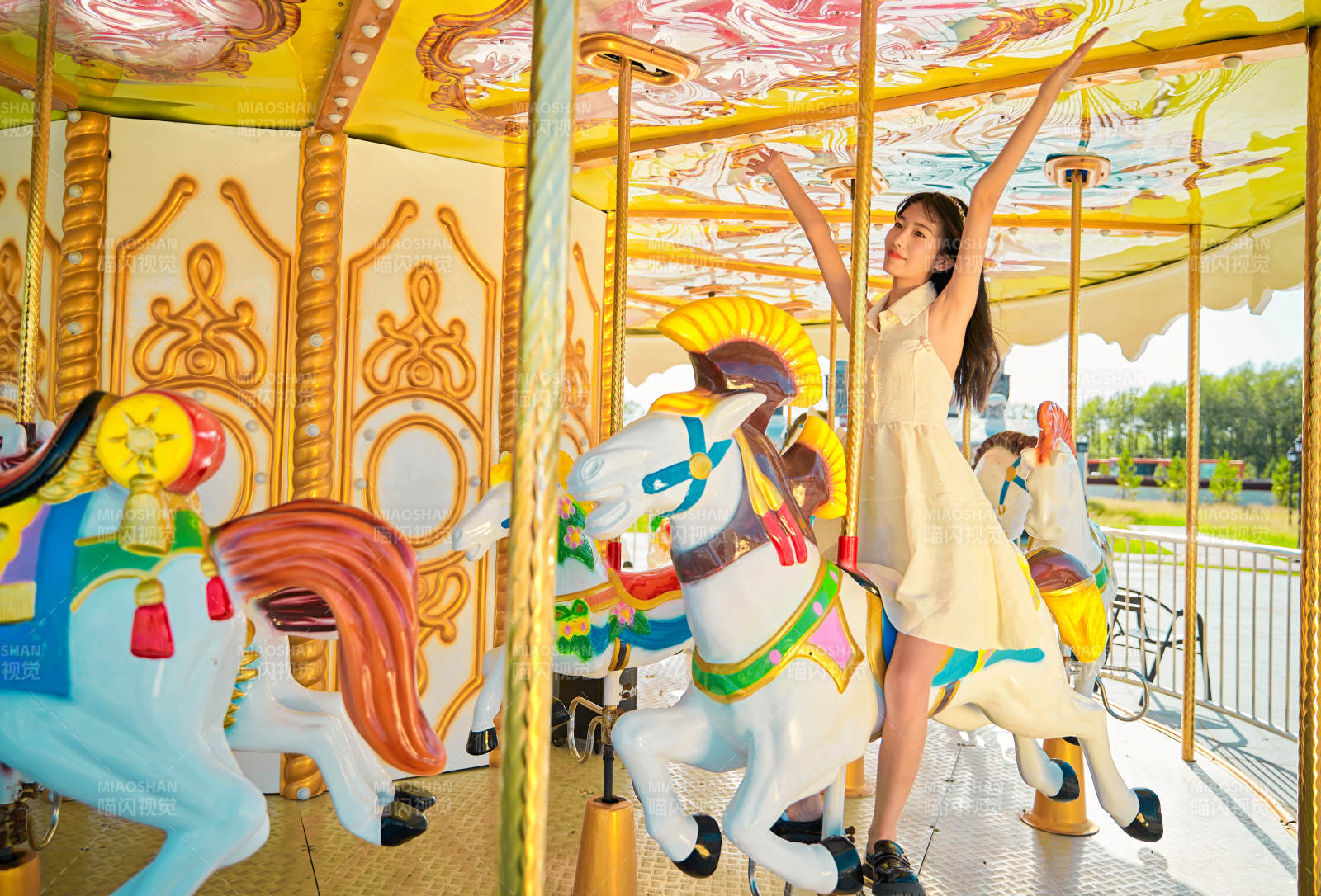 在游樂園坐旋轉木馬的可愛少女