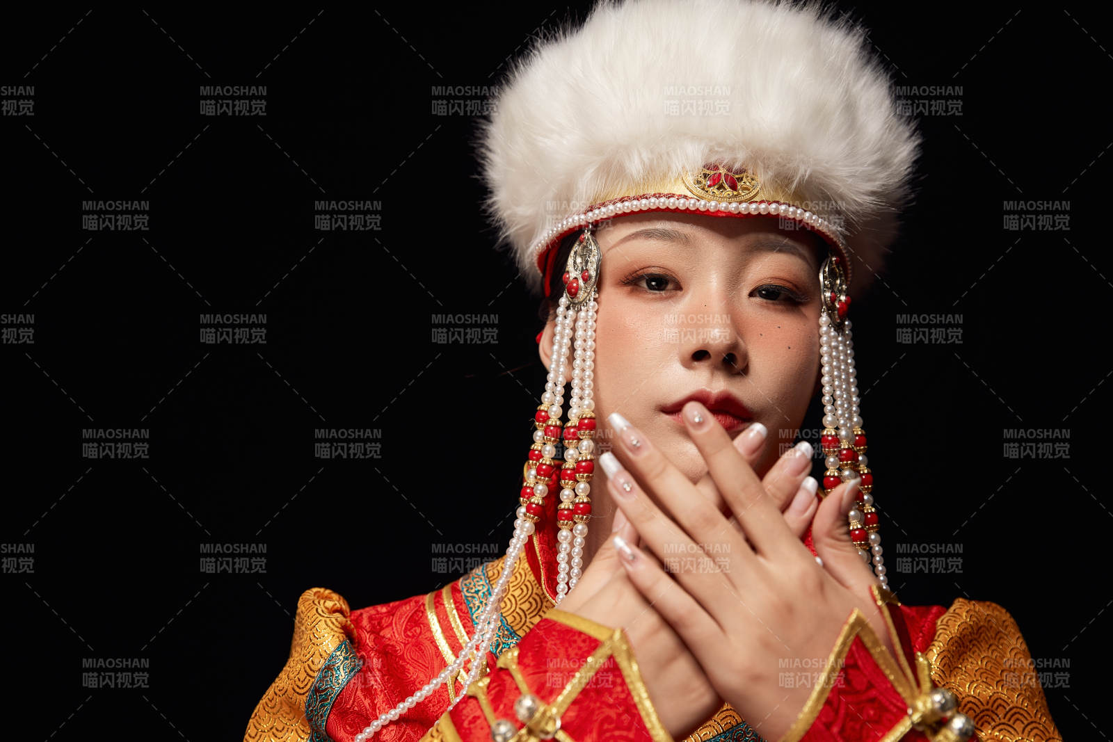 穿著蒙古族服飾的亞洲青年女性