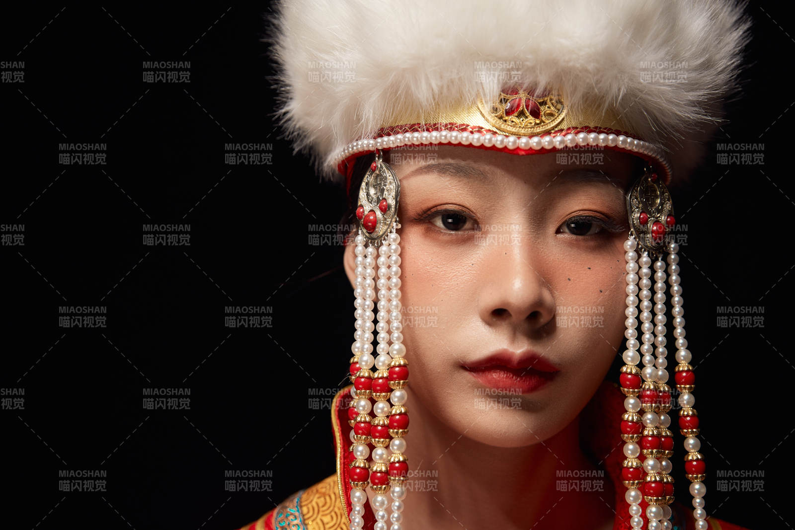 穿著蒙古族服飾的亞洲青年女性