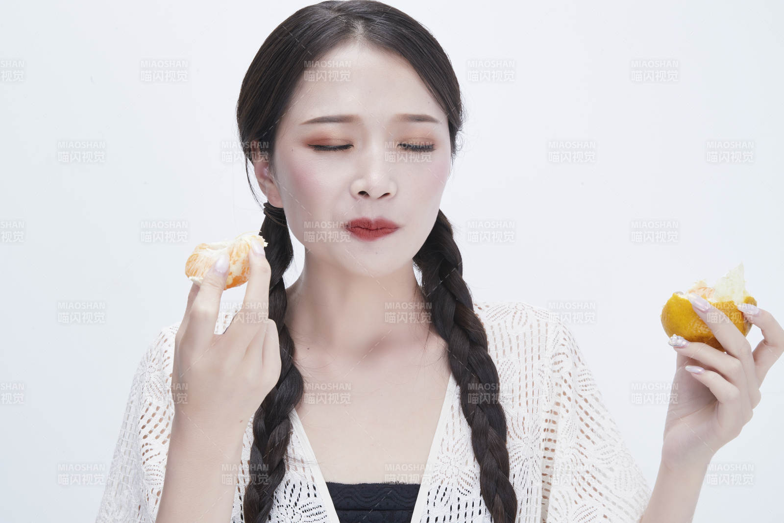 吃橙子被酸到的身穿鏤空連衣裙可愛(ài)少女人像