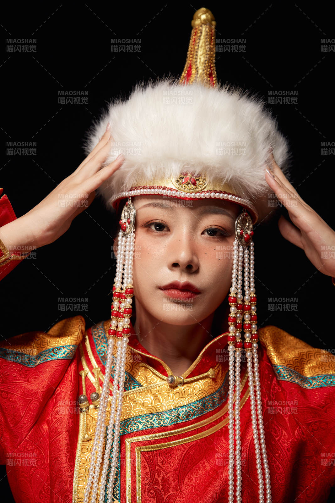 穿著蒙古族服飾的亞洲青年女性